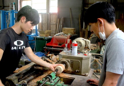 木工旋盤を習う若手職人