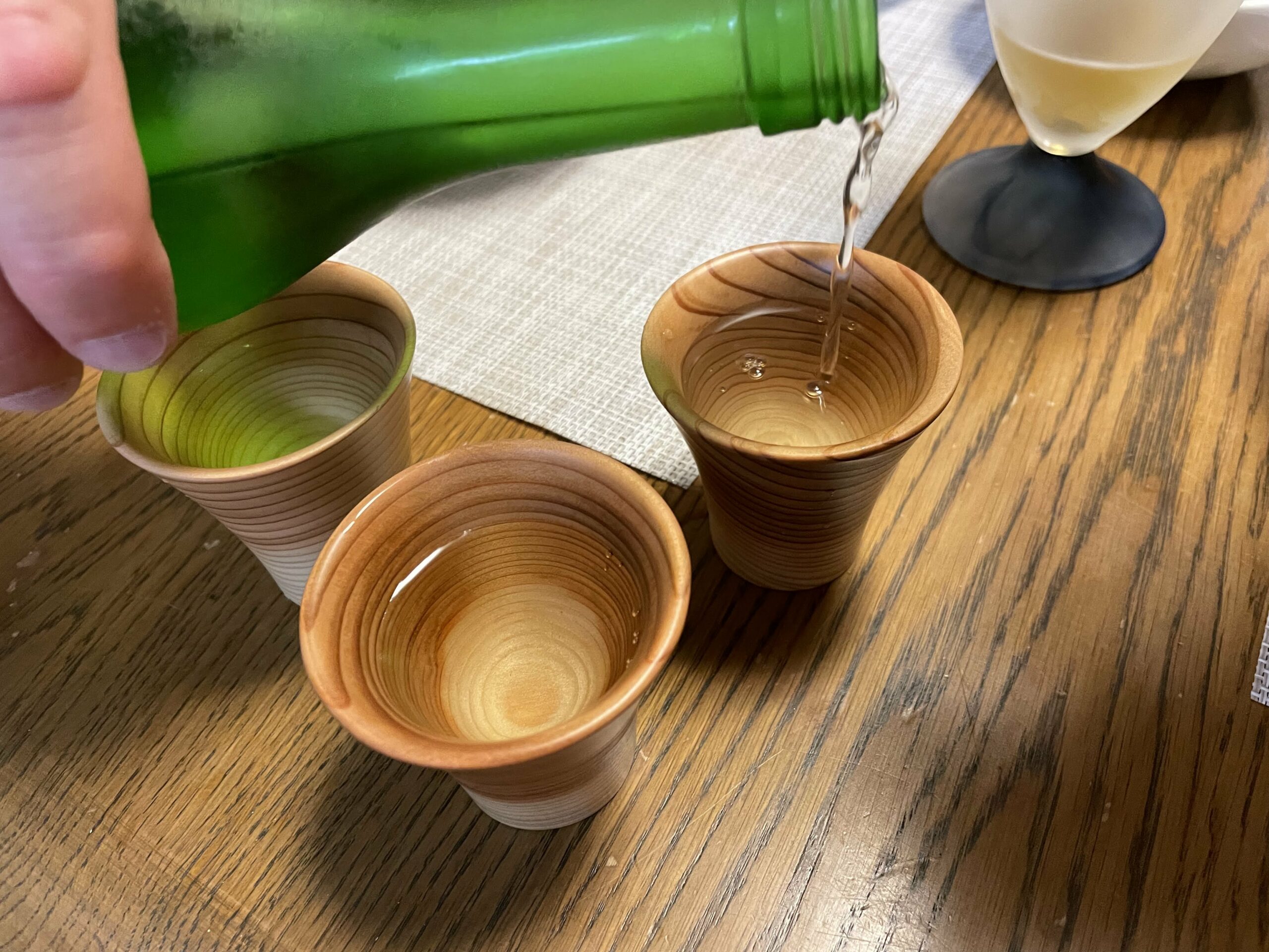 日本酒を注いだ杉のコップ