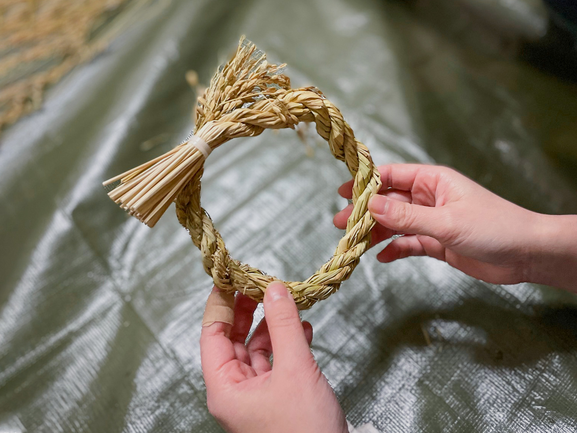しずくの稲藁で作ったしめ縄飾り