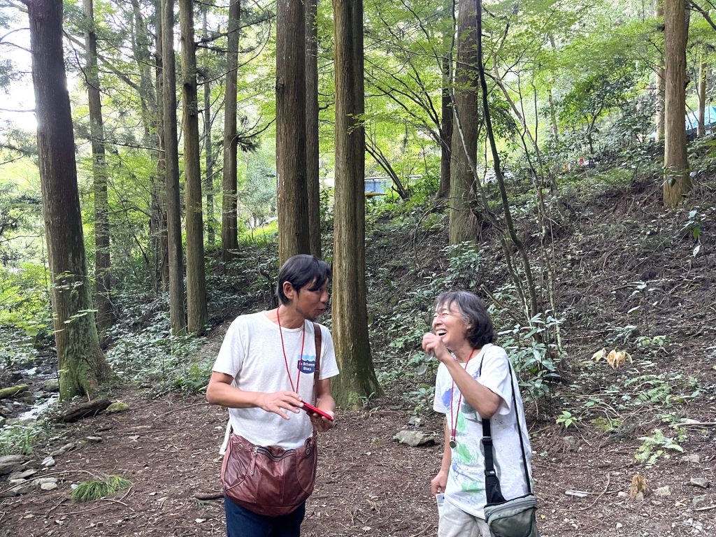 山で談笑する坂田昌子さんと廣瀬きよはる