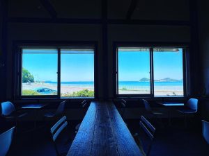 海辺の見える窓辺のあるカフェ