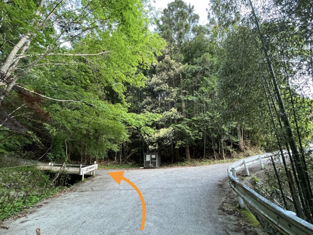 神山町上分金泉ゴミ捨て場前の二股を左折する