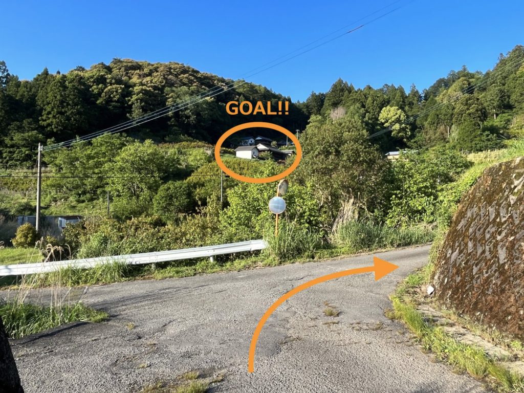 神山町上分金泉の林道を抜けると正面に到着地が見えます
