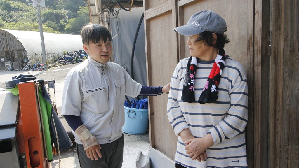 阿部養鶏場の悟さんとお母さん