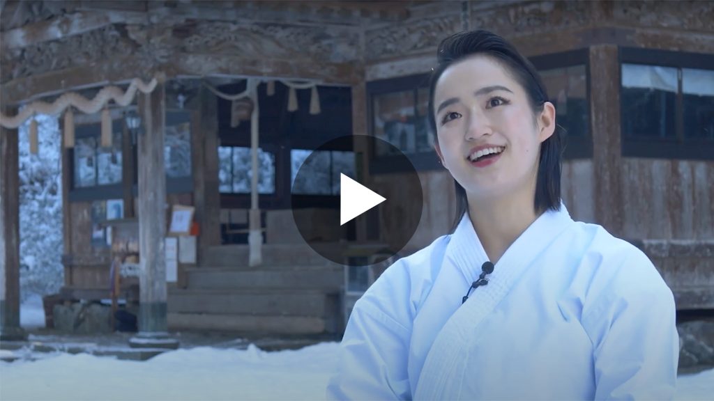 大粟神社で空手を演武した清水希容さん