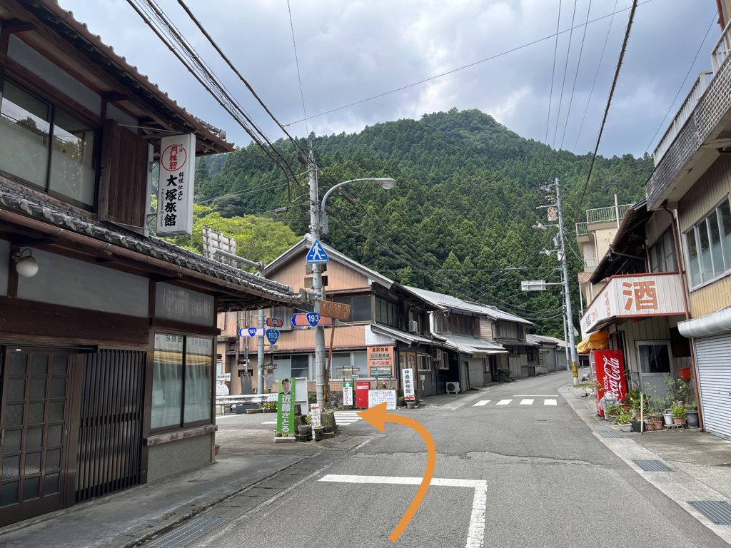川又の旧大塚旅館さんを過ぎて左折