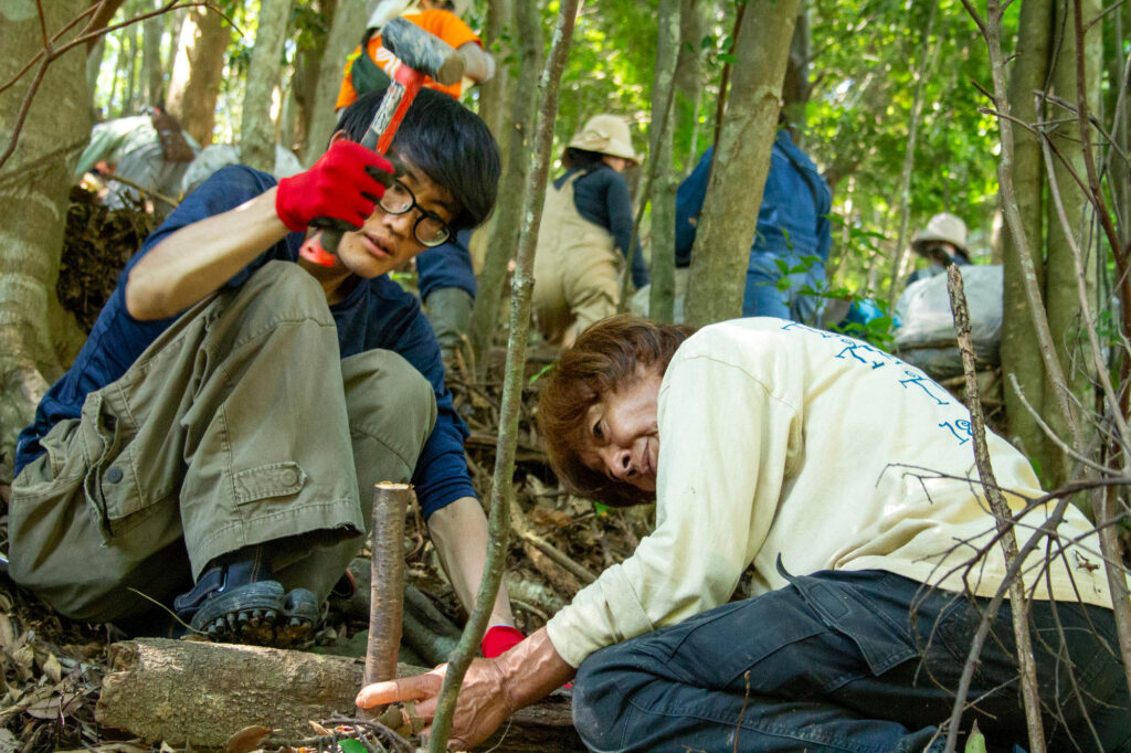 まだ新しい山足袋姿のリピーターさんと、素手で確かめるように作業を行う坂田さんの姿に胸が熱くなりました。