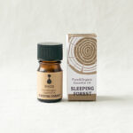 春の門出に、木と香りを。 木の器をご購入の方へ、 森のアロマ「SLEEPING FOREST」を添えて。