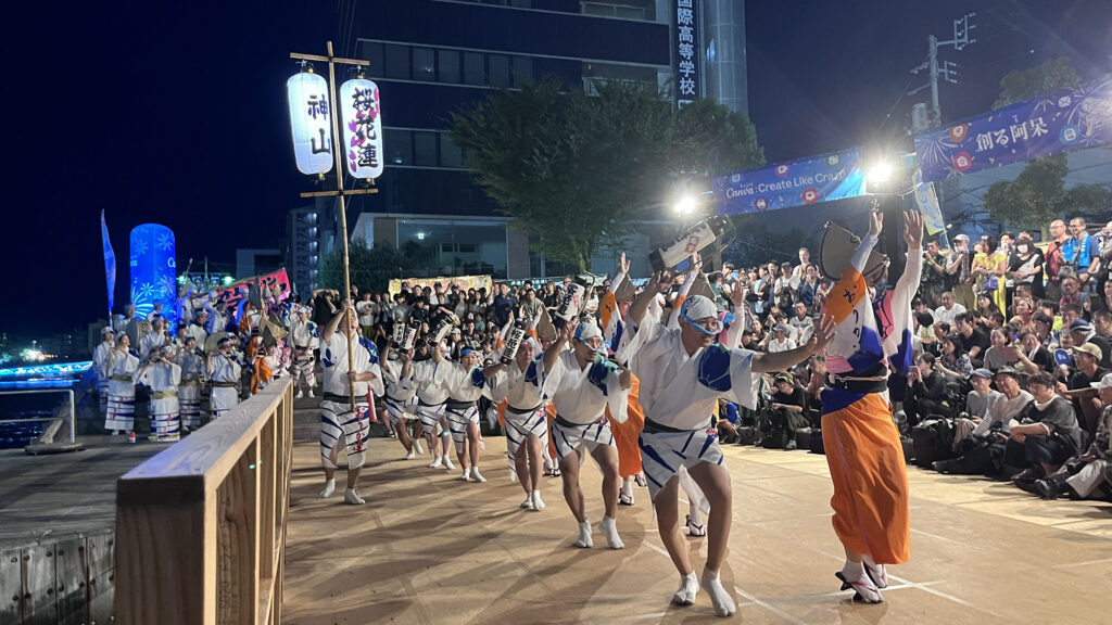 2026年に徳島市で阿波踊りを踊る桜花連