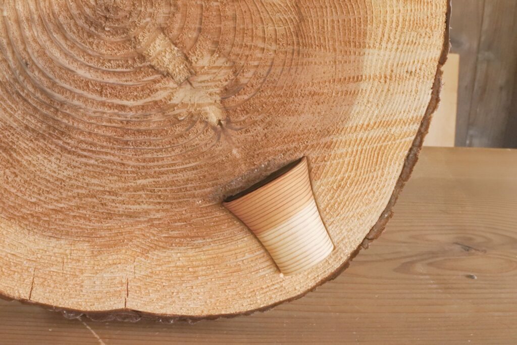 しずくの器と杉の木目